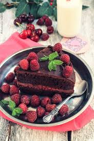 Pentru blat 250g migdale macinate 150g zahar se unge o forma de tort (20 cm diametru) cu unt si se tapeteaza cu hartie de copt. Tort De Ciocolata Cu Zmeura Pasiune Pentru Bucatarie Russian Desserts Chocolate Raspberry Cake Cake Recipes