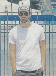 Στη μάχιμη δημοσιογραφία μετρά κοντά 30 χρόνια σε εφημερίδες της πάτρας, της αθήνας, σε περιοδικά και στην τηλεόραση. Aggelikh Nikoloylh Mas Systhnei Gia Prwth Fora Ton Gio Ths Kwnstantino