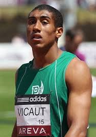 Depuis 2015, avec un temps de 9 s 86, il détient le record de france du 100 m et le record d'europe avec le portugais francis obikwelu. Jimmy Vicaut Poster 3612606 Celebposter Com