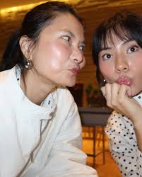 Người đồng hành không làm con đường ngắn lại, nhưng làm trái tim nhẹ hơn và  bước chân vững vàng hơn.” Chúc mẹ Ve tuổi mới thong dong trên con đường phía