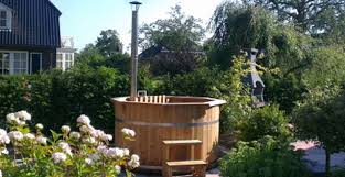 L'apertura a serrandina rende questo mobile pratico negli da giardino gazebo e pergole in legno illuminazione da giardino ombrelloni da giardino sedie a sdraio set lavatoio per esterni con mobile in plastica e apertura a serrandina. Tinozze In Legno Sogno Di Relax Con Idromassaggio