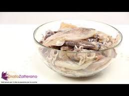 In vista delle festività natalizie ecco un metodo veloce e semplice per pulire i calamari. Scuola Di Cucina Come Pulire I Calamari Youtube