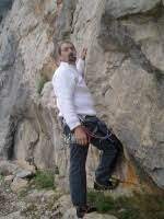 L'une de ses performances les plus marquantes reste son ascension dans les gorges du verdon au début des années après une grave chute d'une falaise en 1995, patrick edlinger s'était retiré du haut niveau. Patrick Edlinger Est Mort