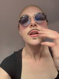 Did you know that a huge amount of the cast of A Christmas Carol are  wearing wigs? Wig/Hair Coordinator Jodi Stone is juggling a massive cast  and tons of hair! 💁‍♀️ Swipe