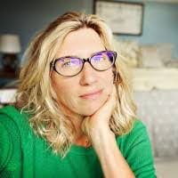 Kari Lyons's Instagram, Twitter & Facebook