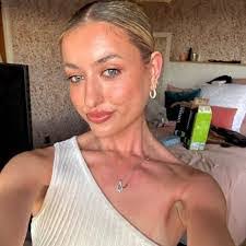 Amelia Knapp's Instagram, Twitter & Facebook