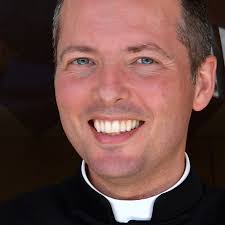 Pergunte ao Exorcista – Sonhos com Demônios e o uso da Água, do Sal e do  Óleo | Livres de todo mal