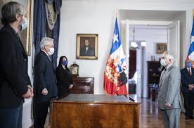 Although president sebastian piñera announced yesterday a few measures to improve equality, unions called for a national strike and demonstrations continue as casualties are now 18. Presidente Pinera Nombra A Enrique Paris Como Nuevo Ministro De Salud Su Primera Mision Sera Liderar La Lucha Contra El Coronavirus Para Poder Proteger La Salud Y La Vida De Nuestros Compatriotas