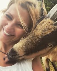 Wer so schmusend angeschlichen kommt 🥰, dem kann man nicht böse sein wenn  er es nur auf die Halskette abgesehen hat 🤣🤣