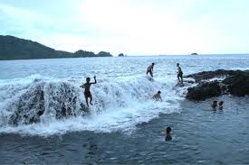 Lampung memang punya deretan wisata pantai yang cantik jelita. Segarnya Basah Basahan Di Kolam Alami Pantai Laguna Lampung