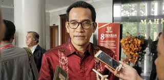 Kita tahu ahok sudah divonis dengan ancaman pidana maksimal 5 tahun, artinya 5 tahun ke atas, dapat angka 5 tahun tersebut dan kasusnya bukan saja inkracht, tapi ahok sendiri sudah bebas. Refly Harun Dicopot Dari Komisaris Pelindo I Stafsus Erick Thohir Diganti Untuk Penyegaran