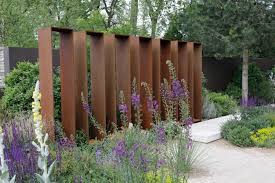 Egal ob mit holz, glas oder naturstein: Sichtschutz Stahl Demutigend Auf Kreative Deko Ideen Auch Garten Cortenstahl Aus 10 Gartengestaltung Holzwand Garten Gartengestaltung Ideen