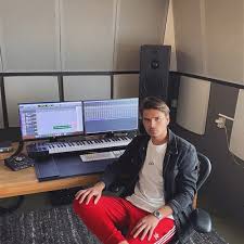 English musician, composer and record producer. Oud Audiovormgever Goudafm Steph Jansen In Podcast In Vorm Weekblad Degouda Digitaalweekblad Degouda Digitaal
