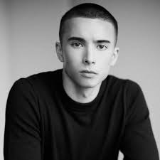 ALUMNI PROFILE // JULIAN HUNT Julian has been performing and touring with  many companies such as Kidd Pivot, Joshua Beamish/MOVETHECOMPANY,  Dance//Novella, and Out Innerspace. Originally from Terrace, BC, Julian  discovered his passion