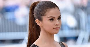 Selena Gomez shows off a shorter haircut and natural waves