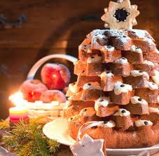 Mix together the amaretto and sugar syrup then use to brush the ring layers, the inside and the cap of the panettone. Pandoro Farcito Con Gelato Alla Stracciatella Ginger Tomato