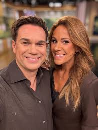 Jessica Almenäs testar några av höstens hetaste trender när det gäller  läppstift. Vi pratar om Miss Skinny-kampanjen och träffar Jojje som har  ADHD. Och eftersom vi har svårt att släppa sommaren tar