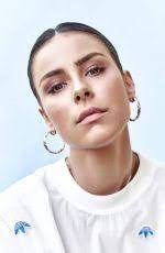Erst im kleid, später im hoodie. Lena Meyer Landrut On The Set Of A Photoshoot 2020 Hawtcelebs