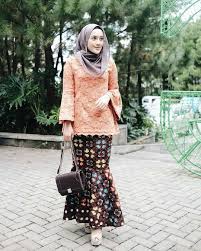 An attire for all occasions, it is elegant, feminine, alluring, sensual, glamorous and. 60 Model Kebaya Brokat Modern Modifikasi Terbaru 2020 Bergaya