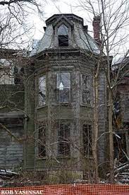 Het Speelt Zich Af In Het Verleden Dit Kan Je Zien Aan De Oudere Gebouwen Enz Old Abandoned Houses Abandoned Mansions Abandoned Houses