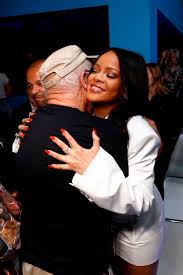 1 yıl, 9 ay önce. Rihanna Paris Te Magaza Acti Magazin Haberleri Ntv