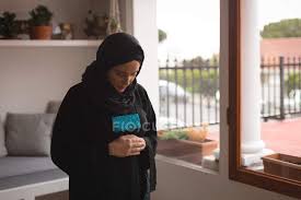 Explore the latest news around the world by country or region. Muslimische Frau Betet Salah Zu Hause Verehrung Hidschab Stock Photo 209276022