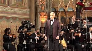 Posticipati a marzo 2021 i concerti di roma e milano. Video Bocelli Canta Astro Del Ciel Interpretazione Da Brividi Al Concerto Di Natale Di Assisi