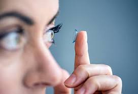 Remember, you live in a black and white world in your exam room. How Do You Remove A Contact Lens Without Pinching It