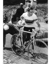 ein defekt wird wird schnellstens behoben fausto coppi im regenbogentrikot des weltmeisters mit seinem cycling inspiration bicycle race cycling photography