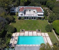 Tom Ford Just Bought Betsy Bloomingdale S L A House For 39 Million Los Angeles Homes Celebrity Houses Spanish Colonial Homes
