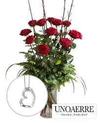 «rose rosse per ogni compleanno delle mie figlie», è una papà», sono le parole per il compleanno di una delle sue due bambine accompagnate da nove rose rosse, esattamente quanti sono gli anni. Mazzo 12 Rose Rosse A Stelo Lungo 80 90 Cm Regalo Collana Cuore Pendente Unoaerre Interflora Italia