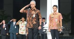 Misalnya dekat dengan rakyat dan karismatik. Kisah Unik Ketampanan Ajudan Ganjar Di Apel Pagi Ini Bikin Warganet Salah Fokus