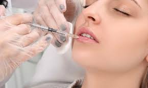 Bi hài hậu vận thẩm mỹ: Hút mỡ, cắt sẹo tại spa "dỏm", người phụ nữ U50  hoại tử rốn, suýt mất mạng