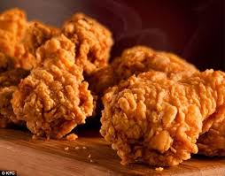 Meski waralaba lokal menjamur, penjualan fast dalam 5 tahun terakhir terus naik. Jenama Makanan Segera Pula Parodi Ayam Rendang Crispy Remaja