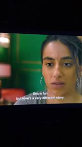 Escena De Cameron Y Keila En La Serie Berlin