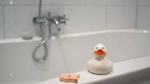 Die strukturierte und perforierte oberfläche der trittfläche bietet auch bei nassen füßen einen sicheren halt. Einsteigen In Die Badewanne Erleichtern Frag Mutti