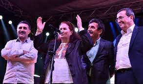 Sabahat akkiray (born 6 february 1955 in sivas), better known as sabahat akkiraz, is a turkish folk music singer and was a member of parliament for istanbul between 2011 and 2015 from the. Narlidere De Turkulu Kutlama