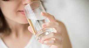 شرب الماء في محاربة الأمراض والشيخوخة ويب طب