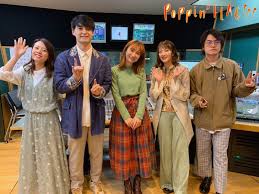 她很年轻，也很漂亮。 她穿着白色的衬衫，拿着一个黄色的雨伞。 请介绍一下在你们国家是怎么举行婚礼的。 家庭，学校，社会三者中对孩子影响最大的是什么？ 为什么？ 请介绍一下你对丁克家庭的看法。 Fm802 Poppin Flag Guest ç·'é»„è‰²ç¤¾ä¼š Ryokushaka