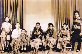 Ashgive.com picture duniaku my world kahfi 2 years birthday party part 2 ini dipetik dari kredit berikut : Suasana Sambutan Hari Raya Sekitar Tahun 1950an Media Permata Online