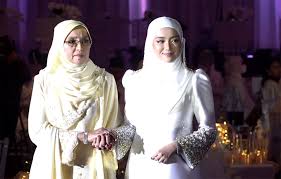 Nur amirah filzah badioezaman merupakan seorang pelakon, pengacara, model dan usahawan wanita malaysia.12 for faster navigation, this iframe is preloading the wikiwand page for mira filzah. Mira Filzah Sah Milik Wan Emir Utusan Digital