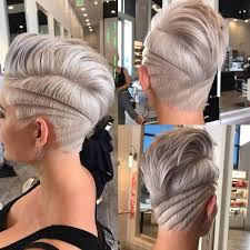 Irokesenschnitt Mit Ubergang Fur Frauen Platinblond Hellgrau Muster Rasiert Hairstyles Haarschnitt Kurz Kurzhaarschnitt Pixie Frisur