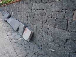 Bisogna infatti tener conto di tantissimi aspetti come ad esempio il in alternativa si potrebbe optare per pietre come quella lavica, anche in questo caso una pietra abbastanza malleabile, o anche quella granitica o. Realizzazione Pavimentazione Pietra Lavica Dell Etna Santa Venerina