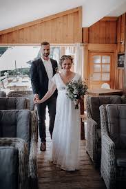 Die location eidenberger alm in oberösterreich ist nur ein beispiel für eine tolle hochzeitslocation. Johanna Michael Ein Elopement Auf Der Huberspitz Alm The Same Sky Com