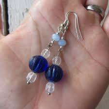 Boucles d'oreilles pendantes chics en perles de verre, bleu ciel, bleu  marine et translucide, boucles légères et élégantes : par  solama-de-pacotille