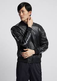 Les vestes en cuir tommy hilfiger et hilfiger denim sont confectionnées dans du cuir de première qualité et vous suivront de nombreuses années. Blouson Bomber En Cuir Nappa Souple Avec Bandes Jacquard Logotypees Homme Emporio Armani