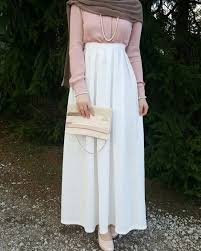 White Skirt And Blush Blouse Maybe Other Accessory Check Out Esma 3 Muslim Outfits Hijab Fashion Muslim Fashion