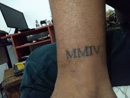 Un número escrito en números romanos puede ser leído de izquierda a derecha. Mmiv Tattoo Disenos De Tatuaje Unicos Numeros Romanos Tatuajes Unicos