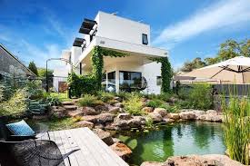 Originale Maison Contemporaine Sur La Cote Australienne Pres De Melbourne Solar Solutions Sustainable Home Natural Pool