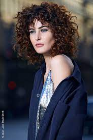 Se pensi che i tagli corti non si addicono ai capelli ricci, il pixie cut ti farà cambiare idea (provare per credere!). Immagine Taglio Capelli Medio Lunghi Ricci Jld 2018